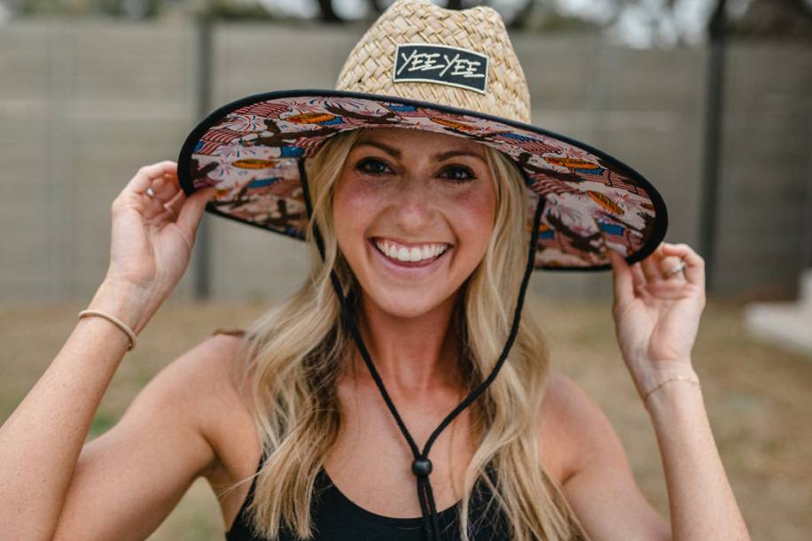 Woman wearing YEEYEE straw hat